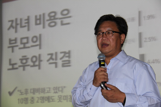 존리 메리츠자산운용 대표가 18일 여의도고등학교 소강당에서 재능기부 강사로 나서 CEO 특별강연을 가졌다. 금융투자협회 제공.